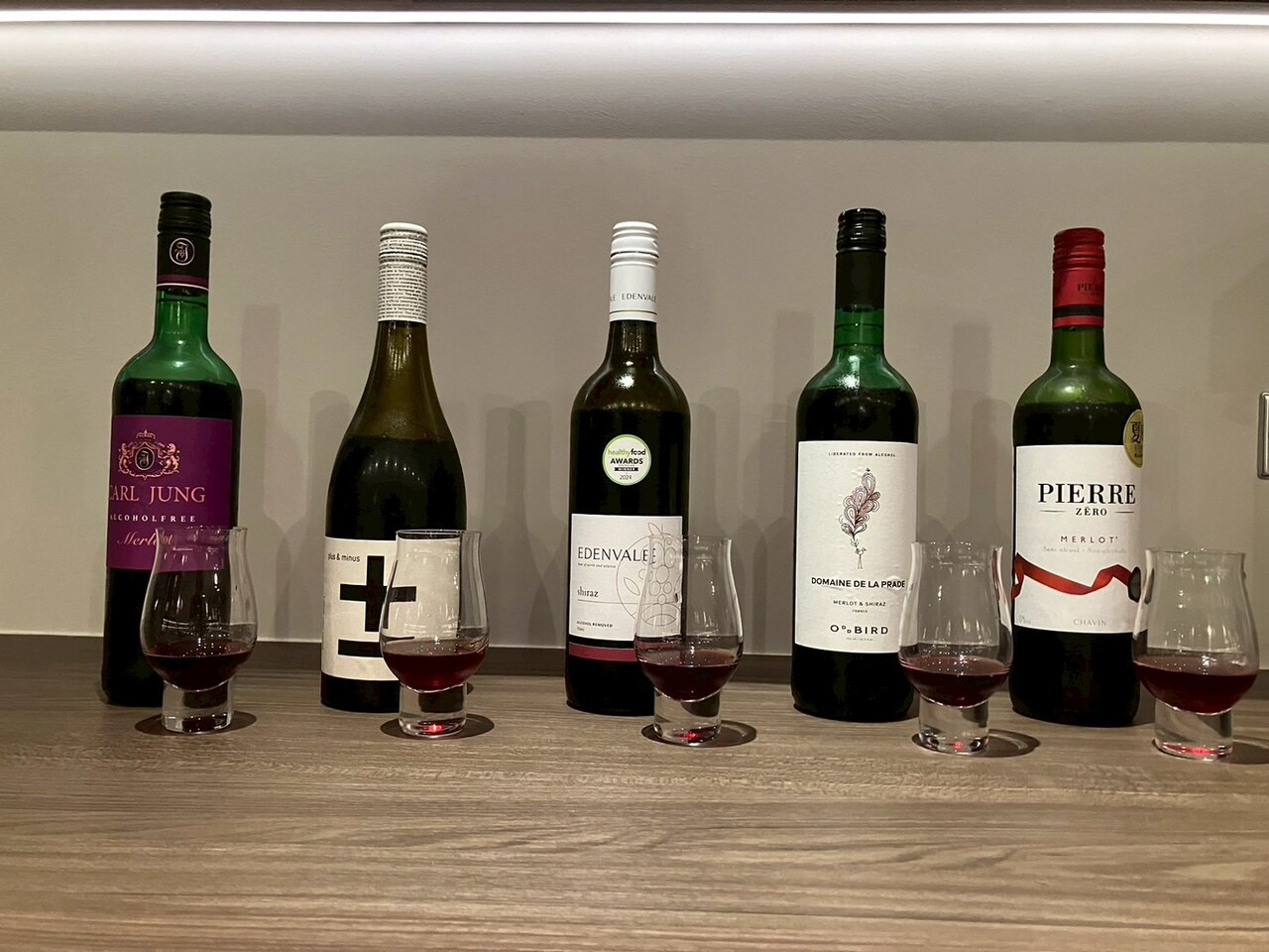 红酒沉淀物是什么：酒石酸结晶与沉淀还能喝吗